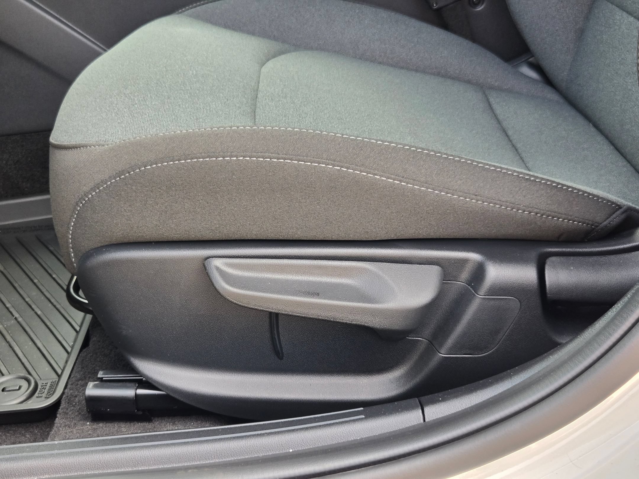 New 2026 Snow White Pearl Kia LXS image 18