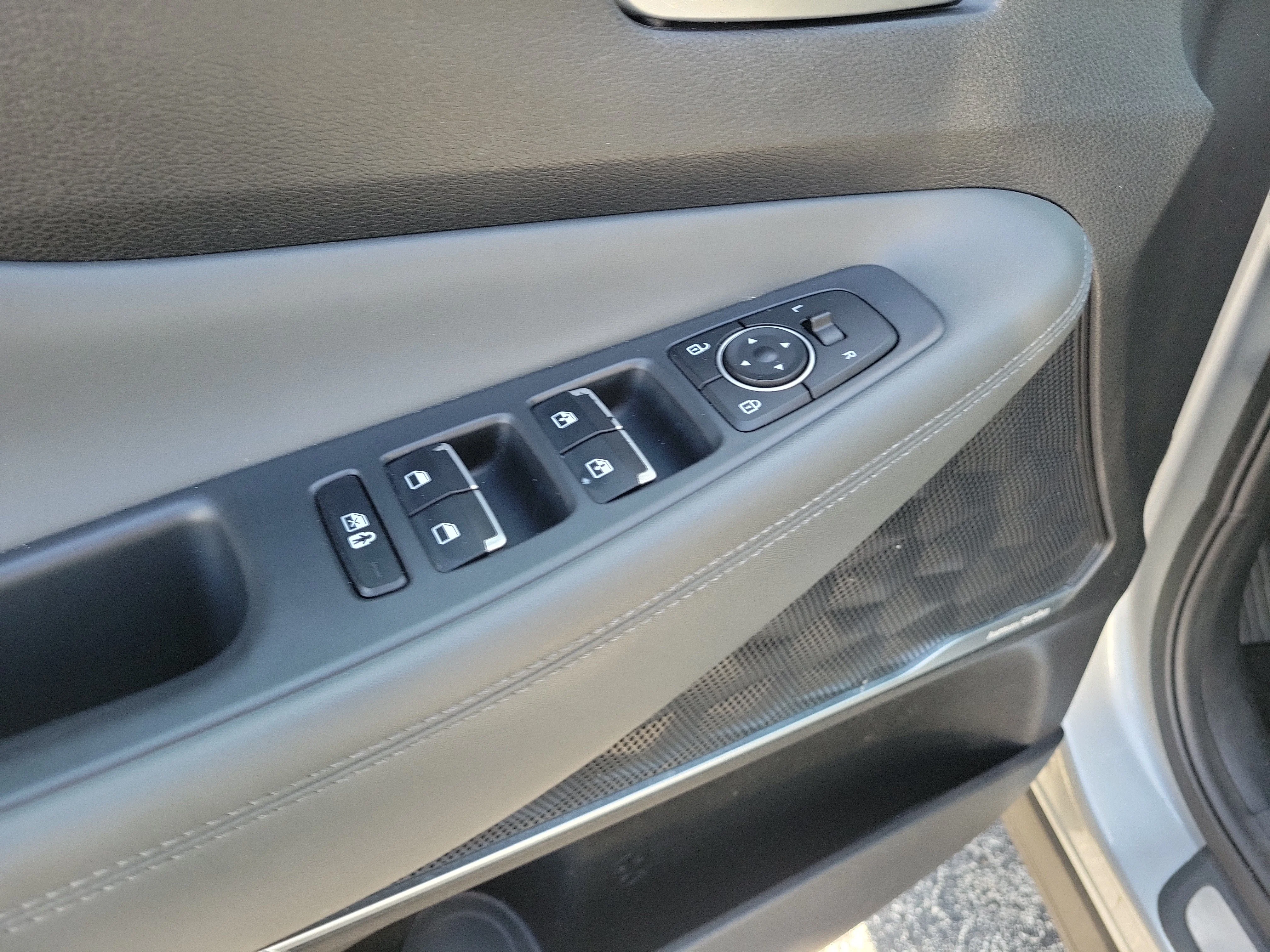 Used 2021 Shimmering Silver Hyundai SEL image 12