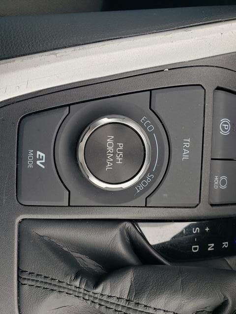 Used 2025 White Toyota XLE image 18