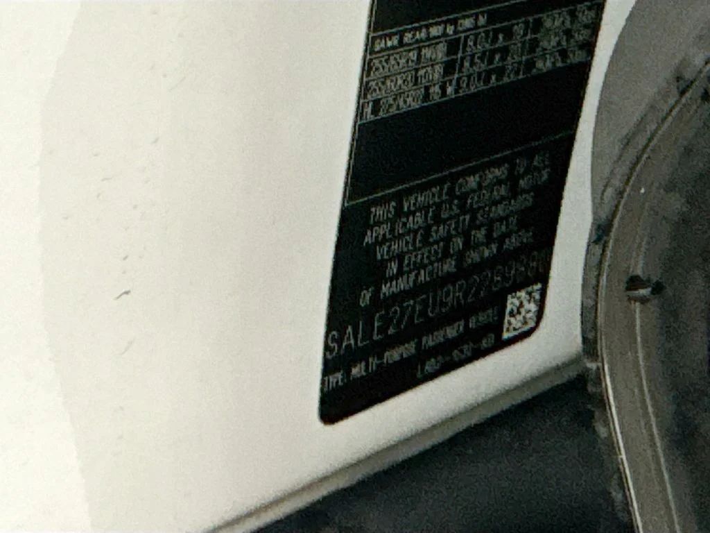 Used 2024 White Land Rover X-Dynamic SE image 32