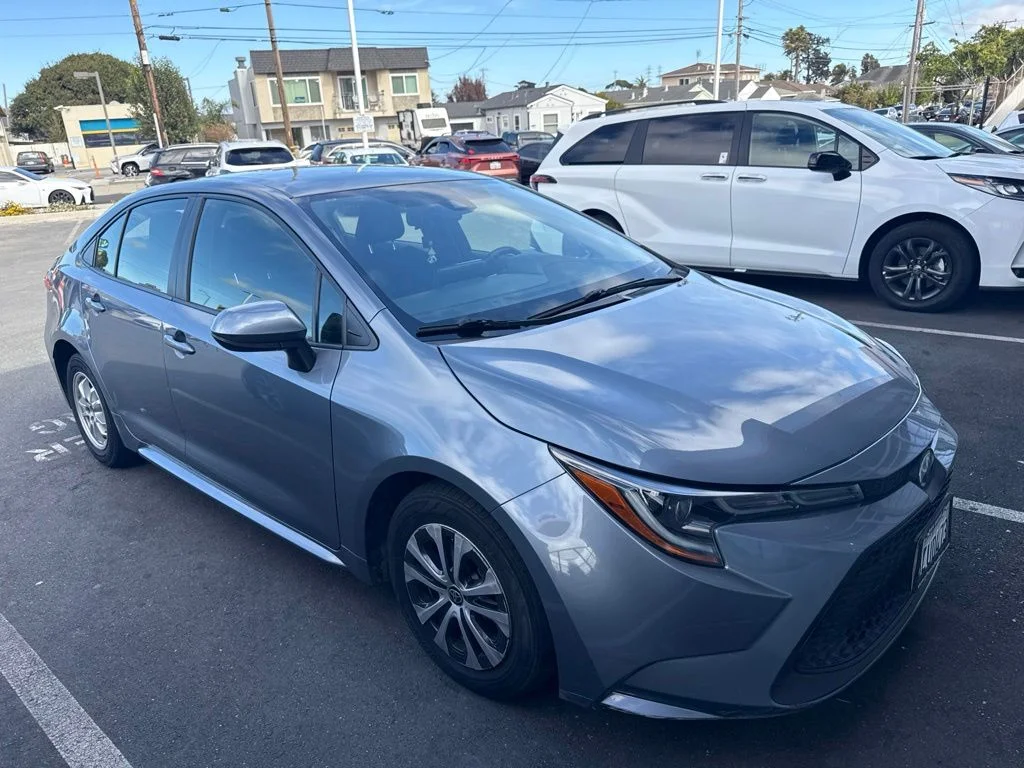 Used 2022  Toyota LE image 6