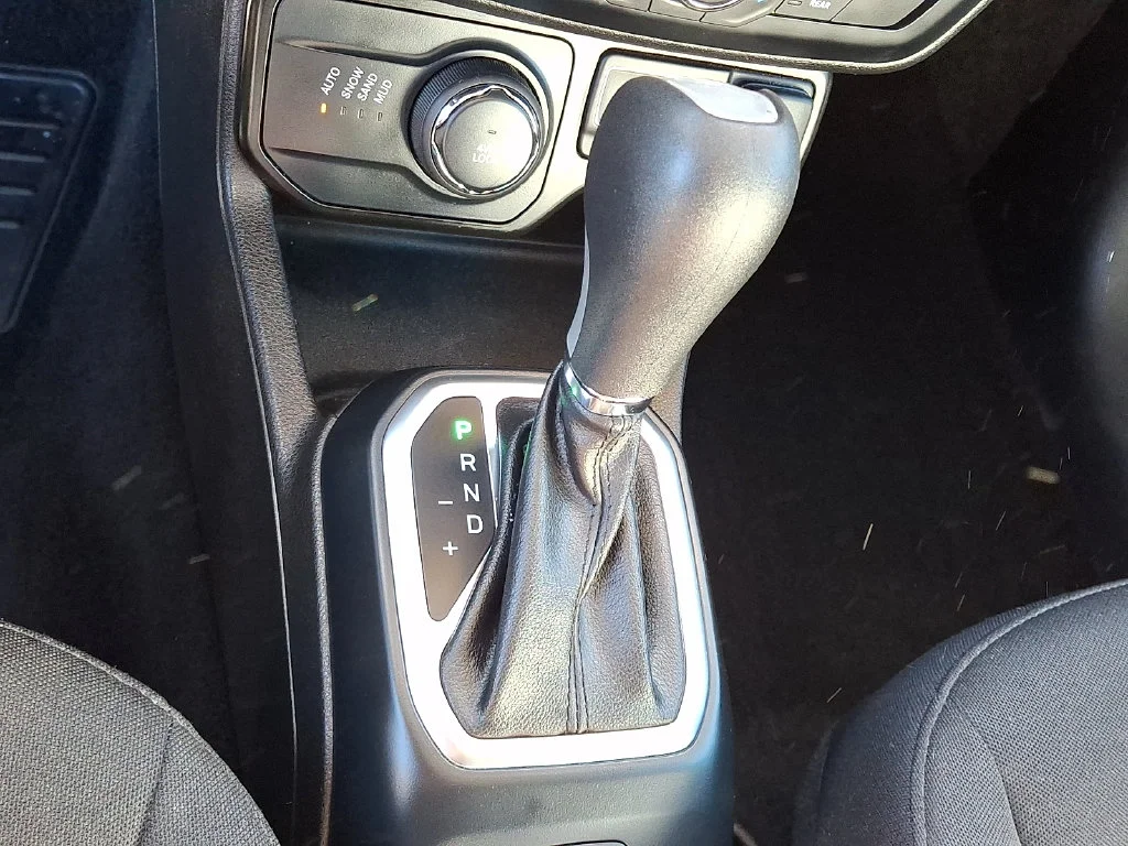 Used 2021  Jeep Latitude image 22