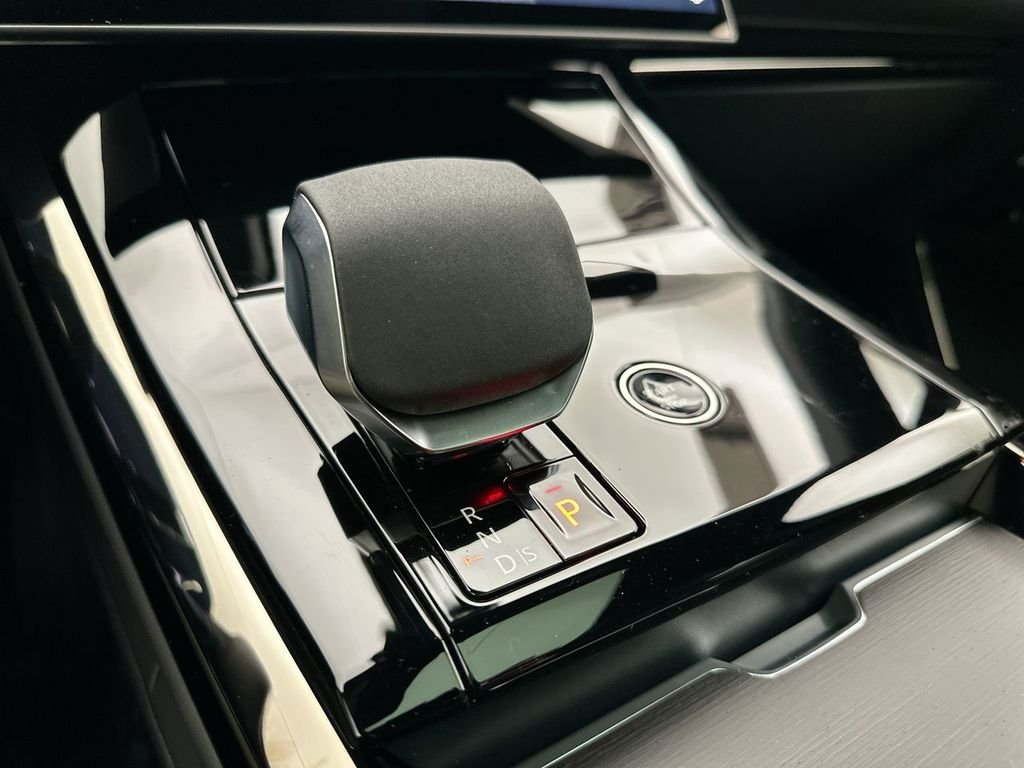New 2026 Fuji White Land Rover Dynamic SE image 12