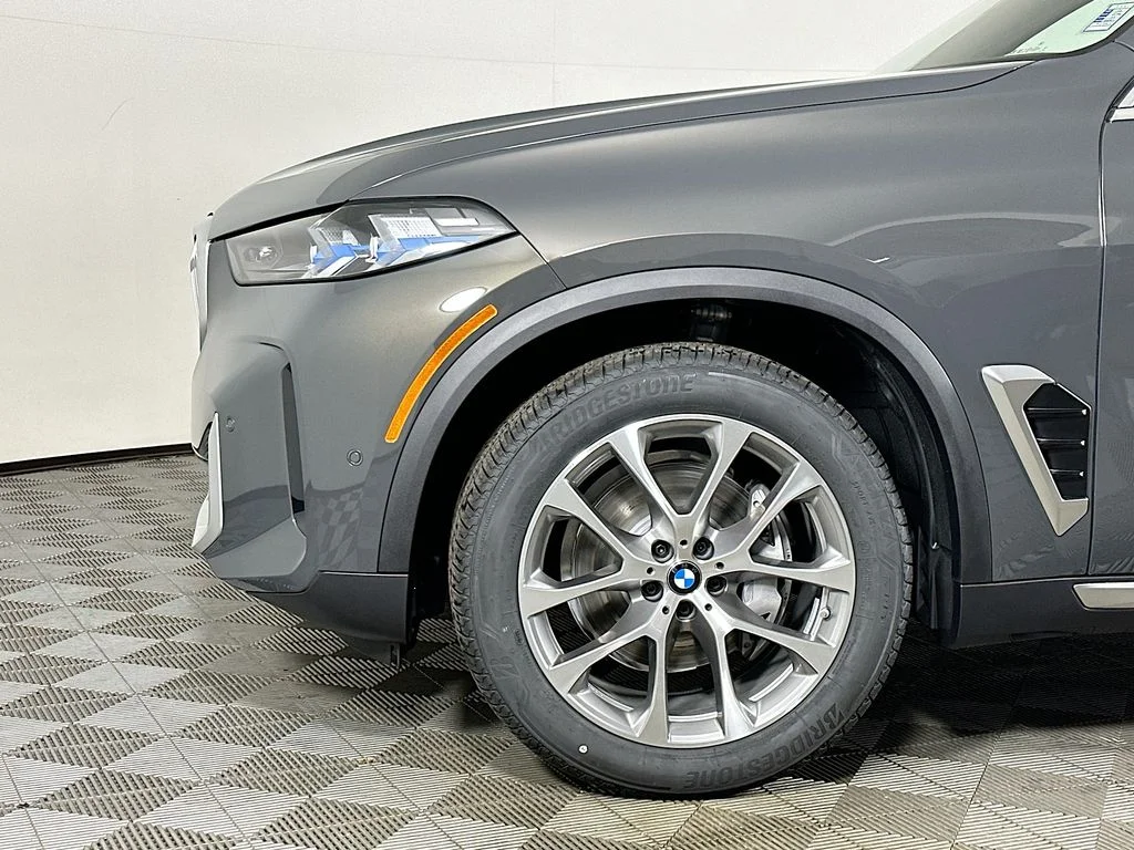 New 2026 Gray Metallic BMW xDrive40i image 9