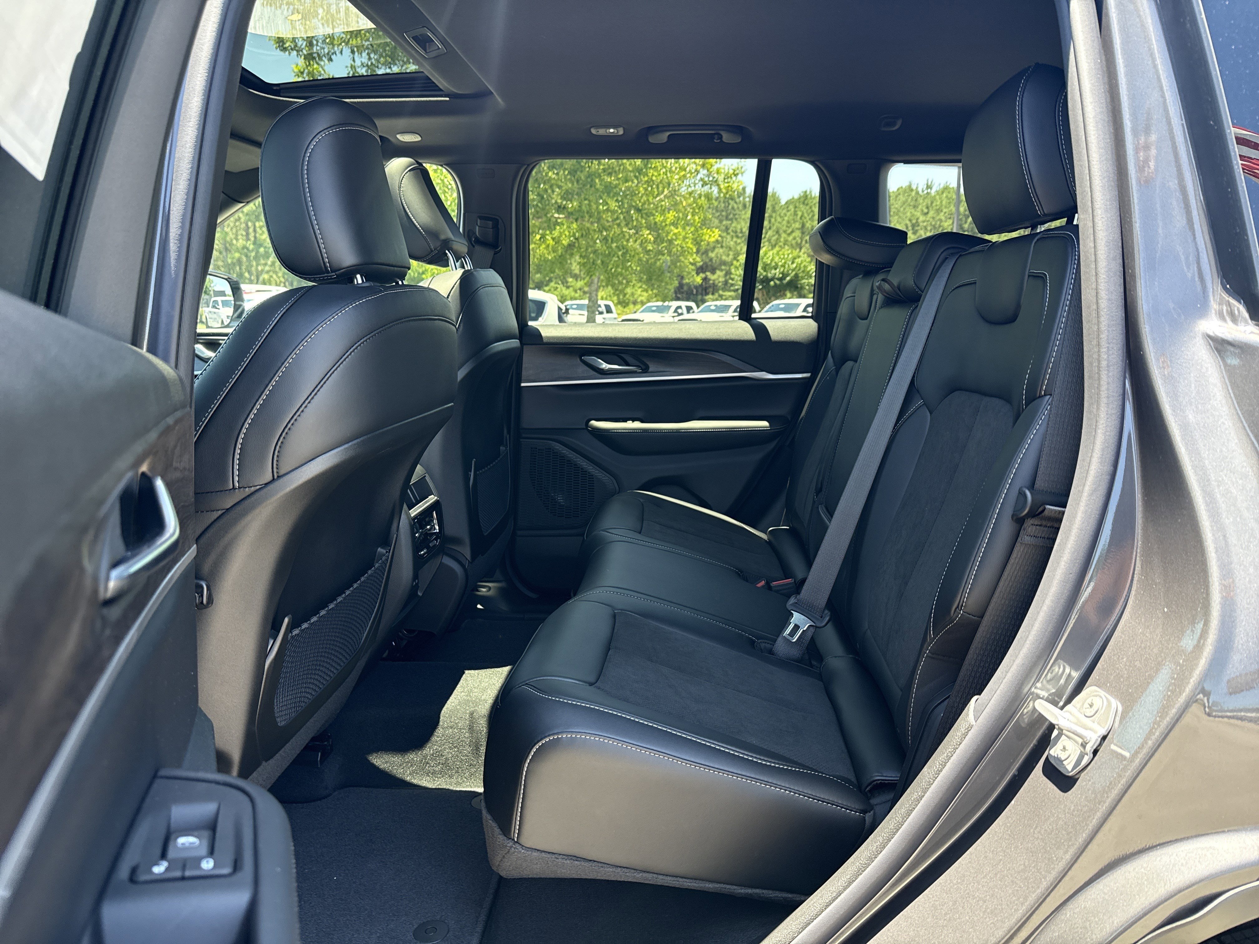 New 2026 Baltic Gray Metallic Clear-Coat Exterior Paint Jeep Altitude image 22