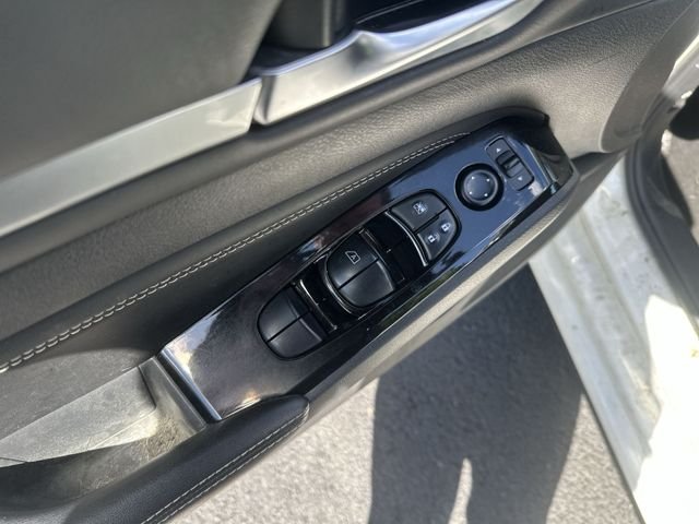 Used 2023 White Nissan 2.5 SV image 17