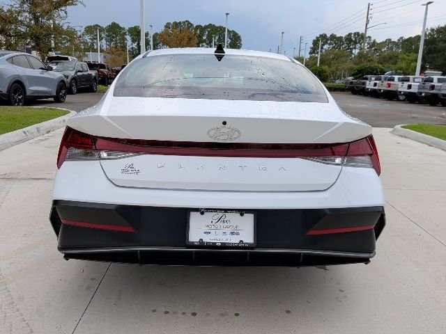 Used 2025 White Hyundai SEL Convenience image 13