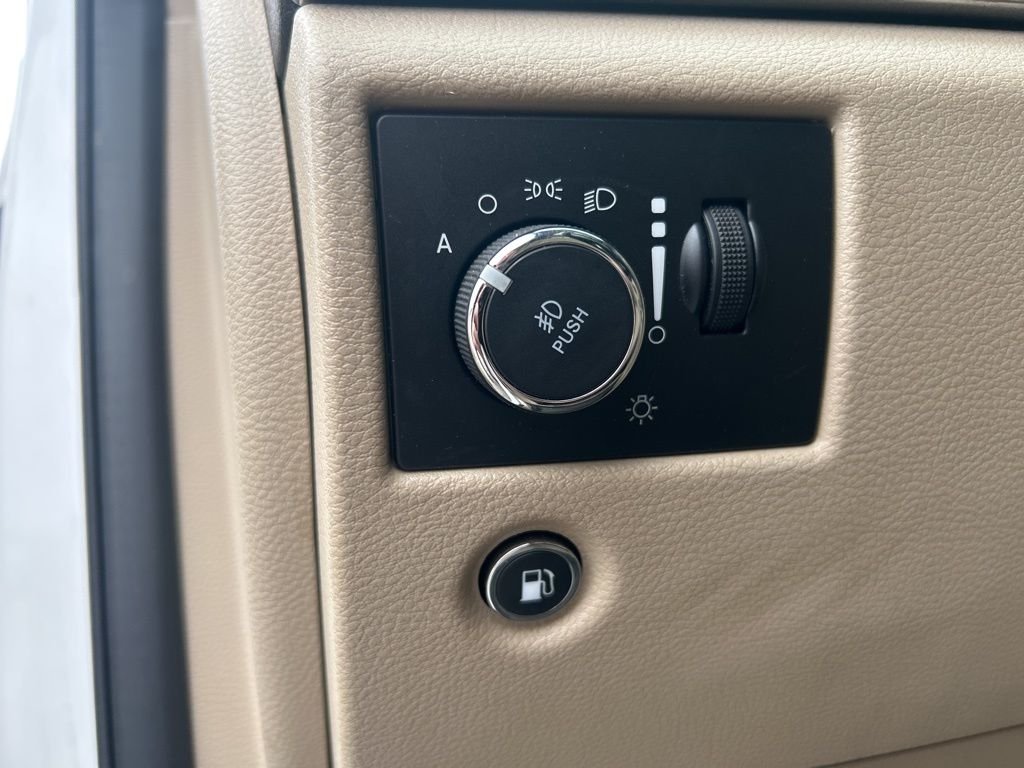 Used 2019 White Jeep Overland image 19
