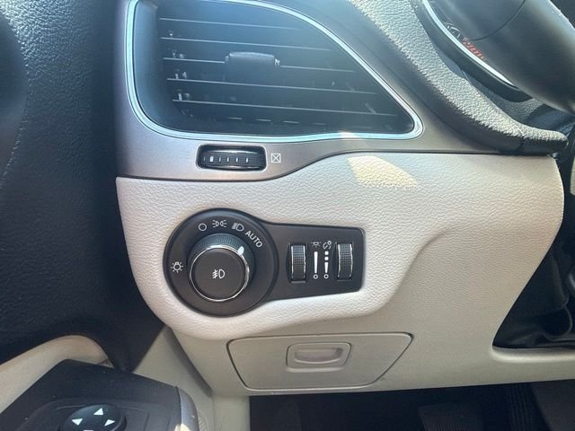 Used 2021 Bright White Clearcoat Jeep Latitude Lux image 13