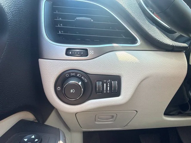 Used 2021 White Jeep Latitude Lux image 13