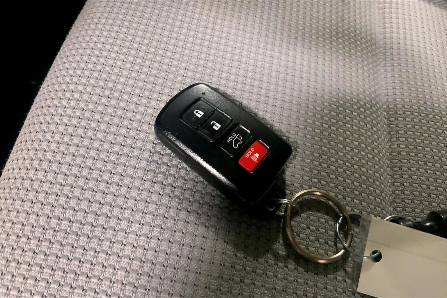 Used 2018 Super White Toyota XLE image 15