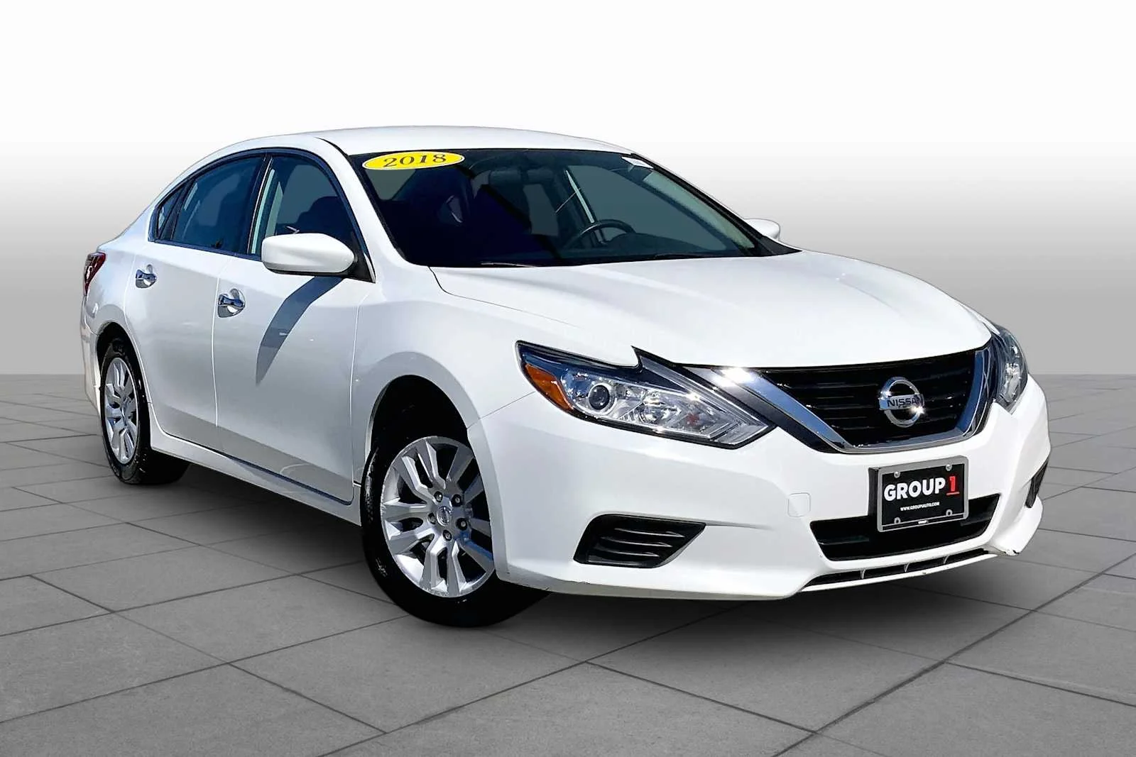 Used 2018 Glacier White Nissan 2.5 S image 3