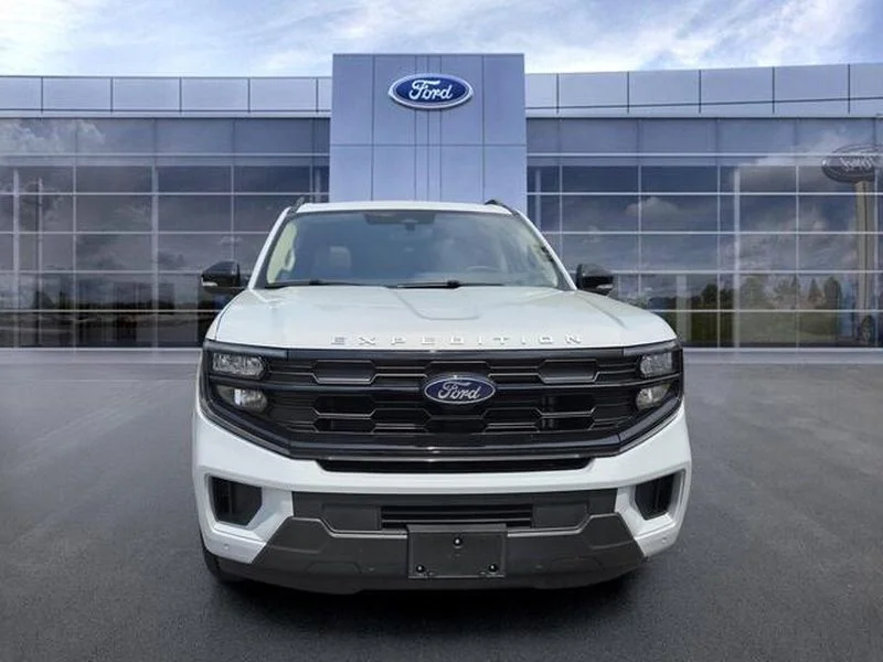 Used 2025 Space Silver Ford Active image 3