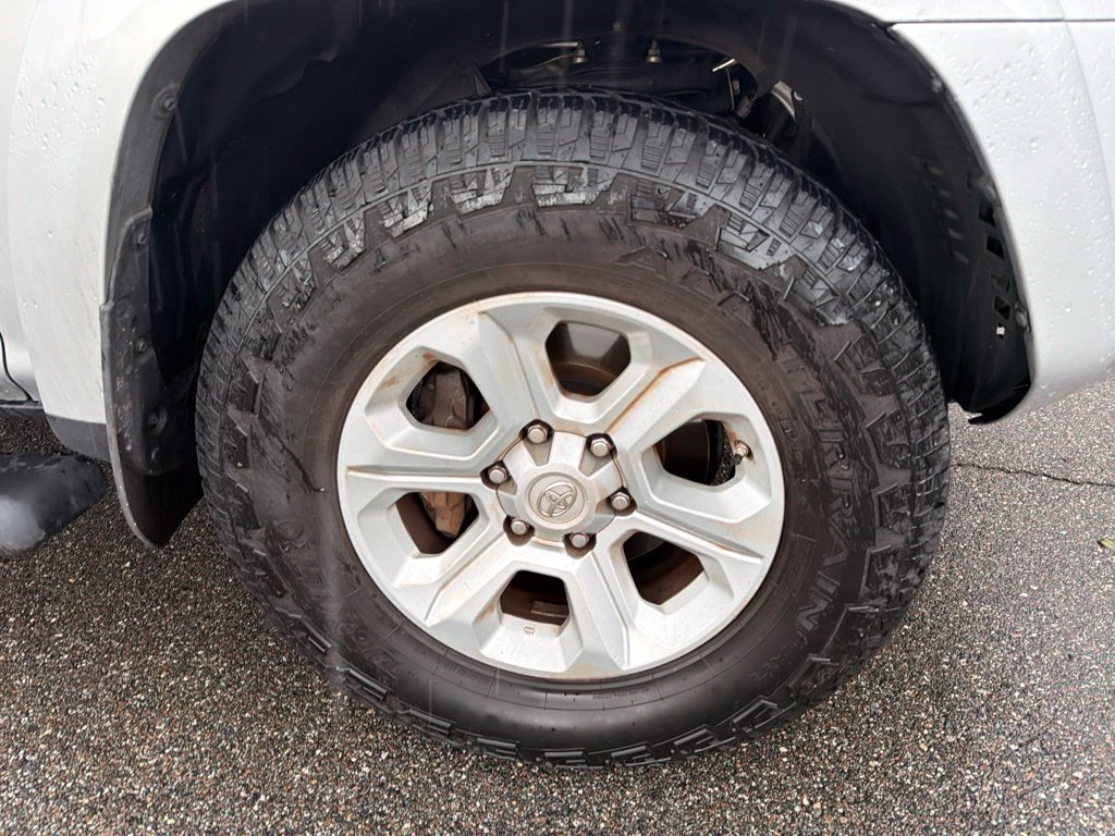 Used 2018 Classic Silver Metallic Toyota SR5 image 25