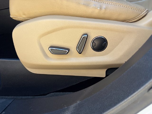 Used 2016 White Platinum Clearcoat Metallic Ford XLT image 23