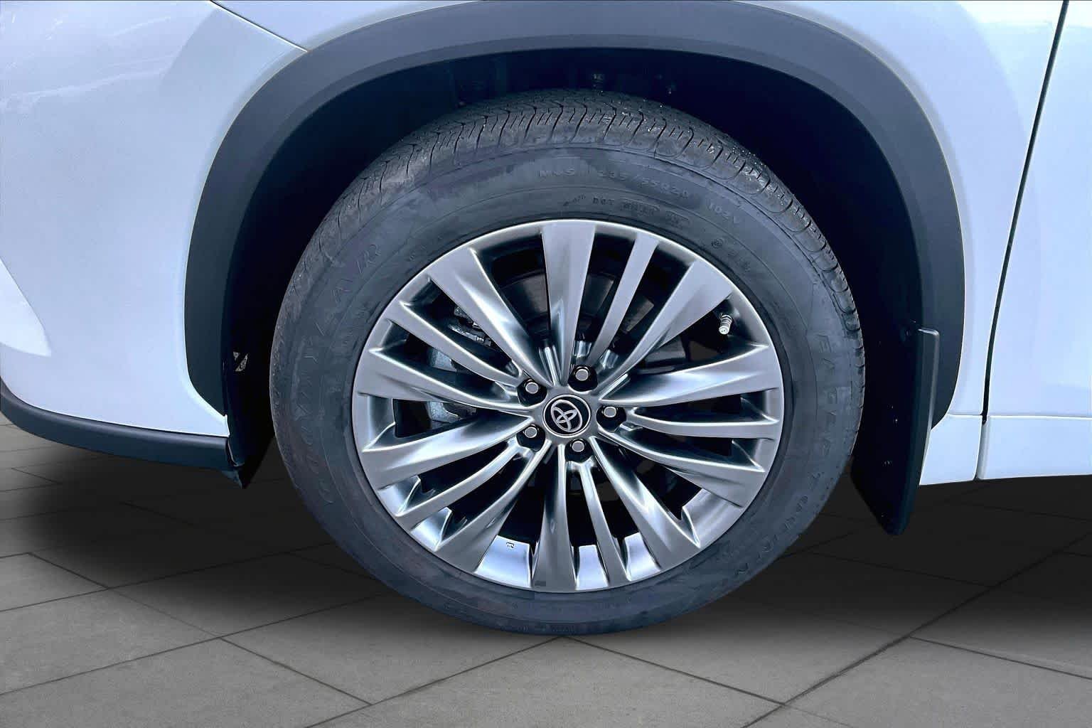 Used 2024 Wind Chill Pearl Toyota Platinum image 11