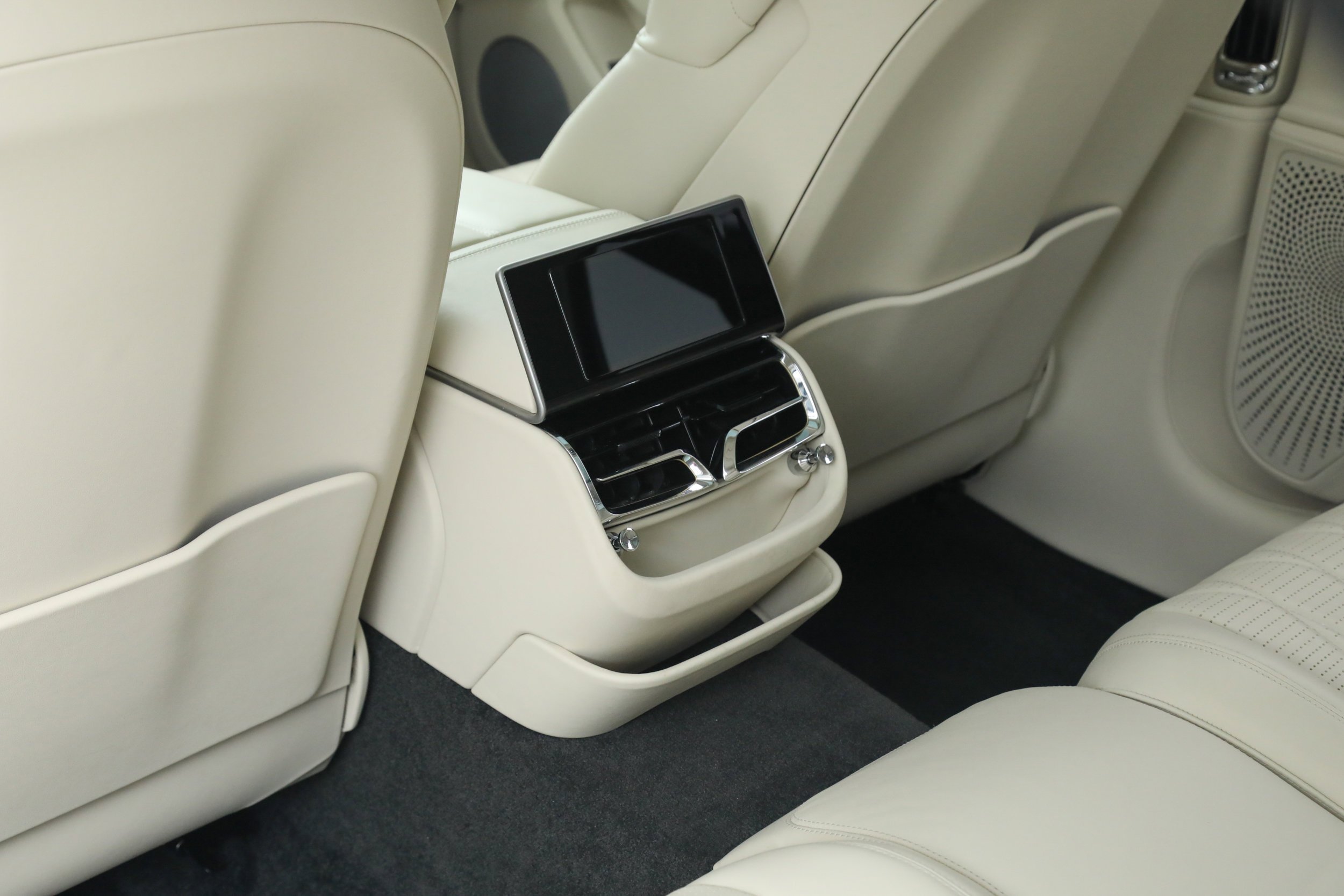 Used 2022 White Bentley  image 36