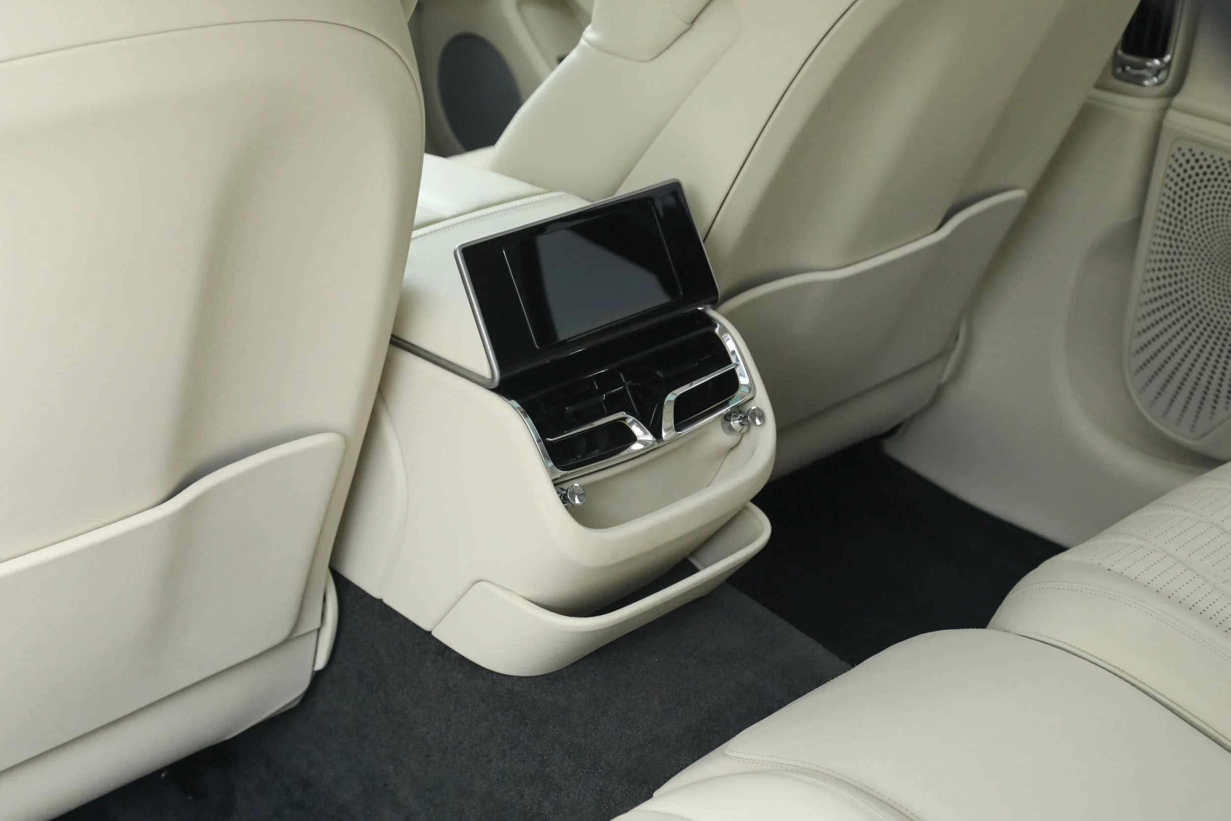 Used 2022 White Bentley  image 36