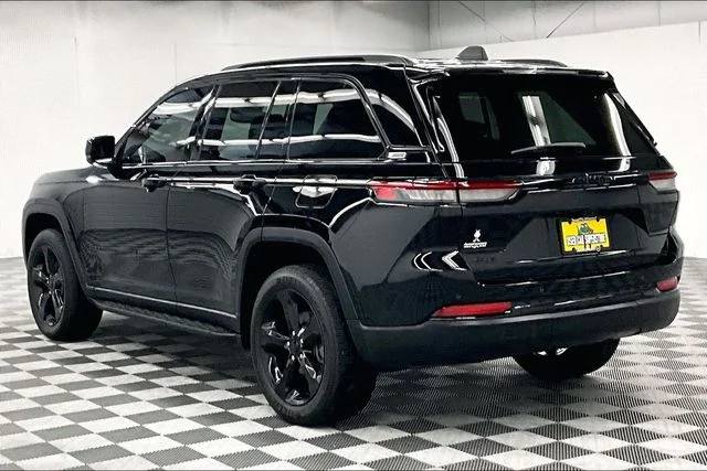 Used 2023 Diamond Black Crystal Pearlcoat Jeep Altitude X image 2