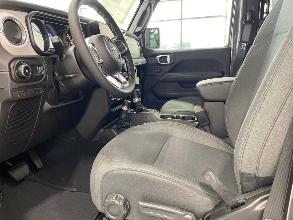 2025 Jeep Wrangler 4-Door Sahara - Photo 15