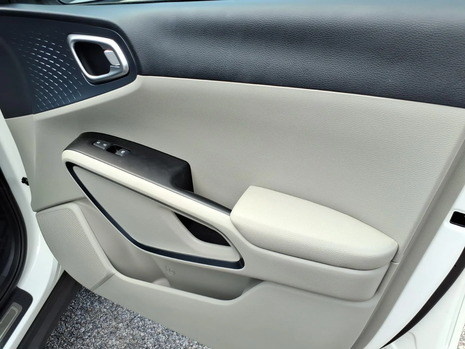 Used 2025 Snow White Pearl Kia EX image 24