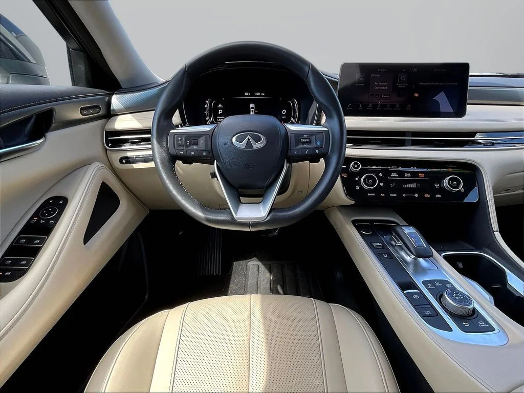 Used 2023 White INFINITI LUXE image 10