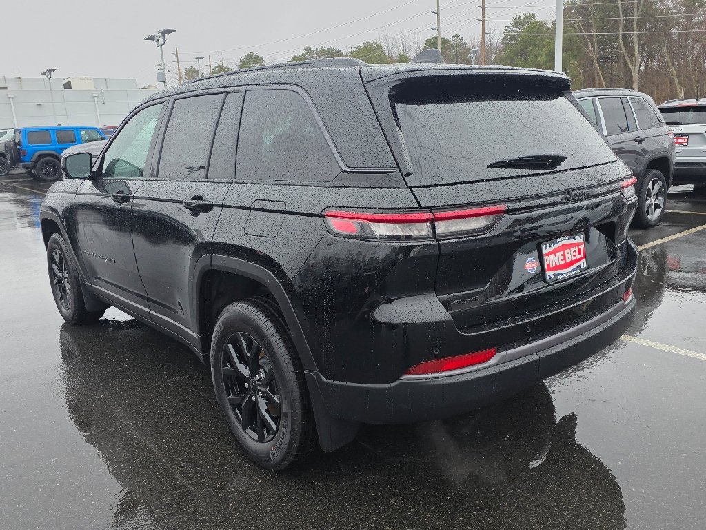 New 2026 Diamond Black Crystal Pearl-Coat Exterior Paint Jeep Altitude image 10
