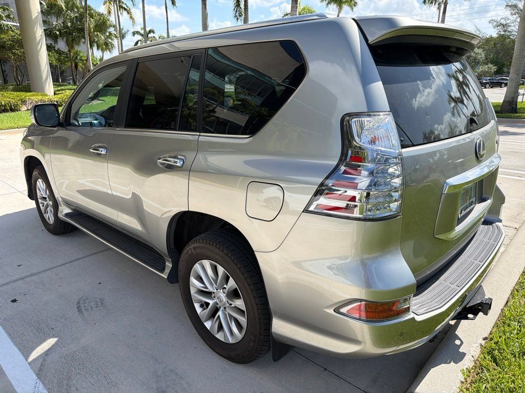 Used 2023 Silver Lexus GX 460 Premium image 11