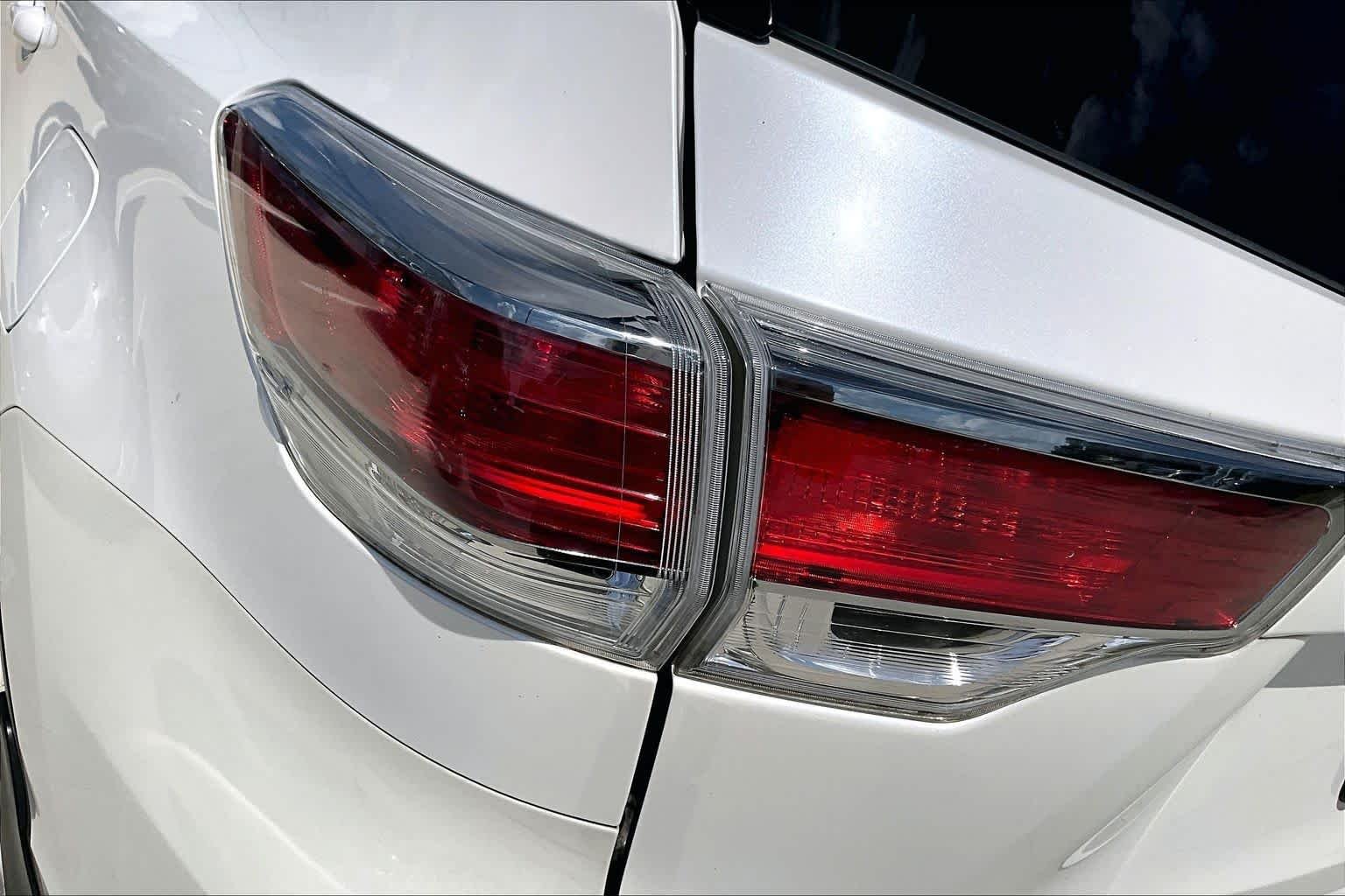Used 2016 Blizzard Pearl Toyota Limited image 28