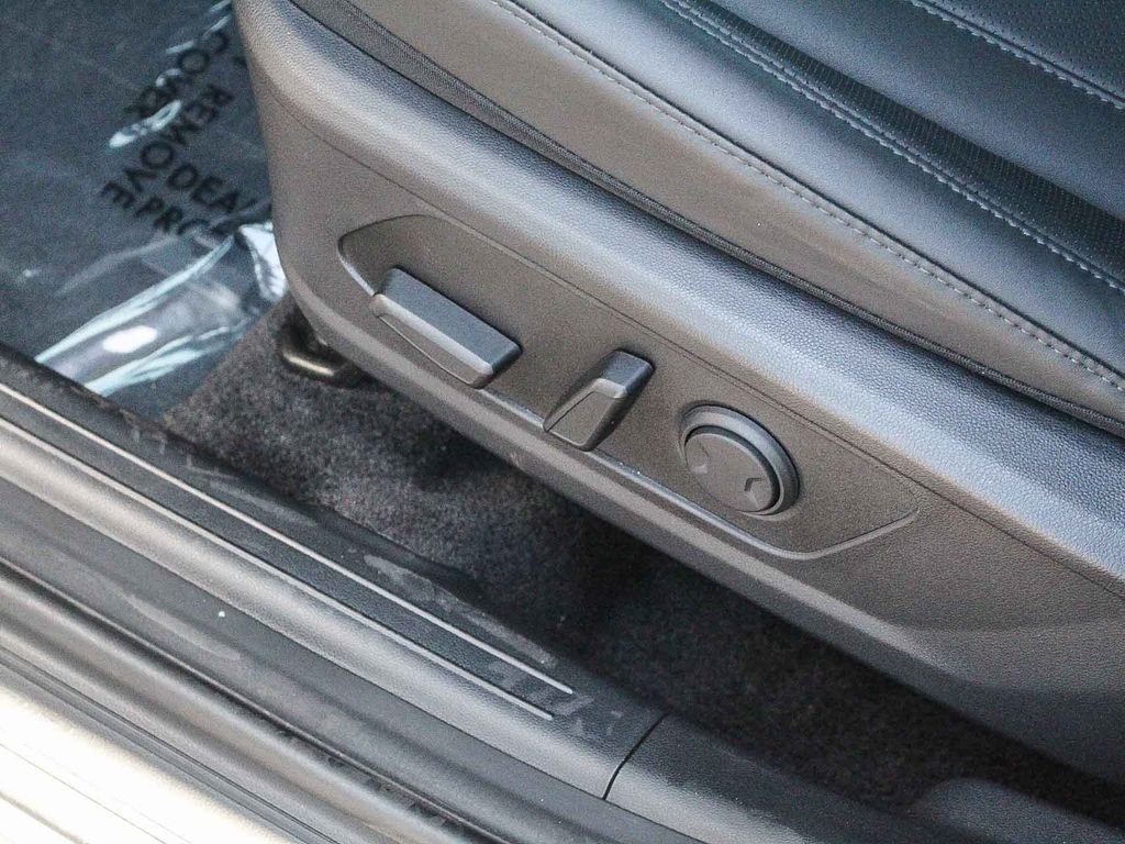 Used 2025 Silver Hyundai SEL Convenience image 23