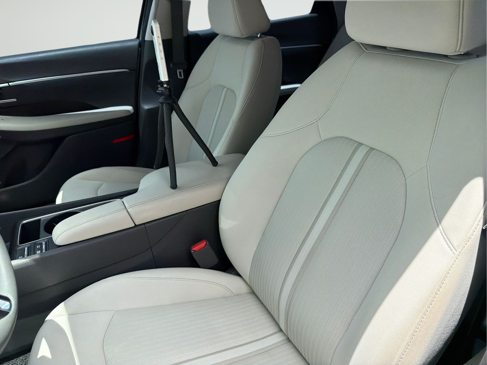 Used 2024 Silver Hyundai SEL image 30