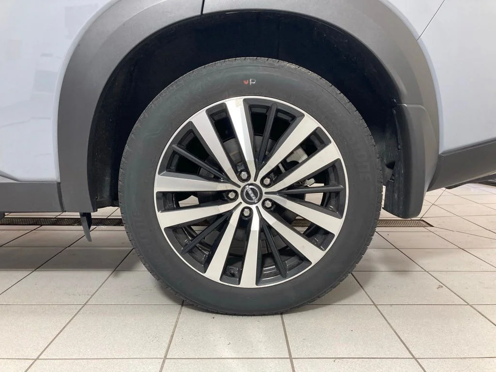 Used 2025 Gray Nissan Platinum image 27