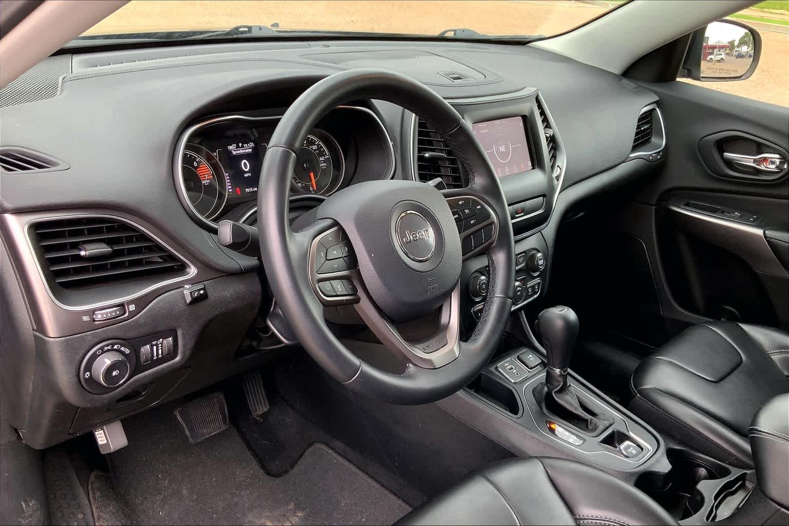 Used 2019 Diamond Black Crystal Pearlcoat Jeep Latitude Plus image 18