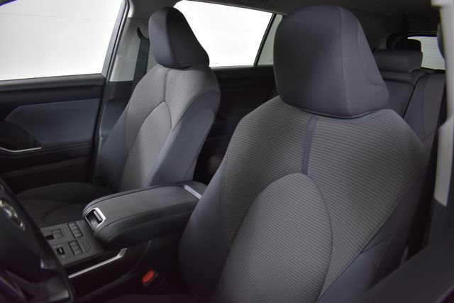 2022 Toyota Highlander LE - Photo 14