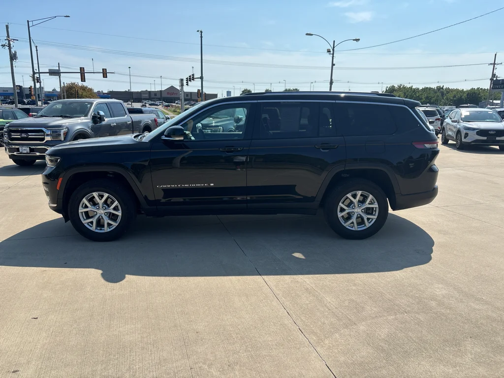Used 2023 Diamond Black Jeep Limited image 7