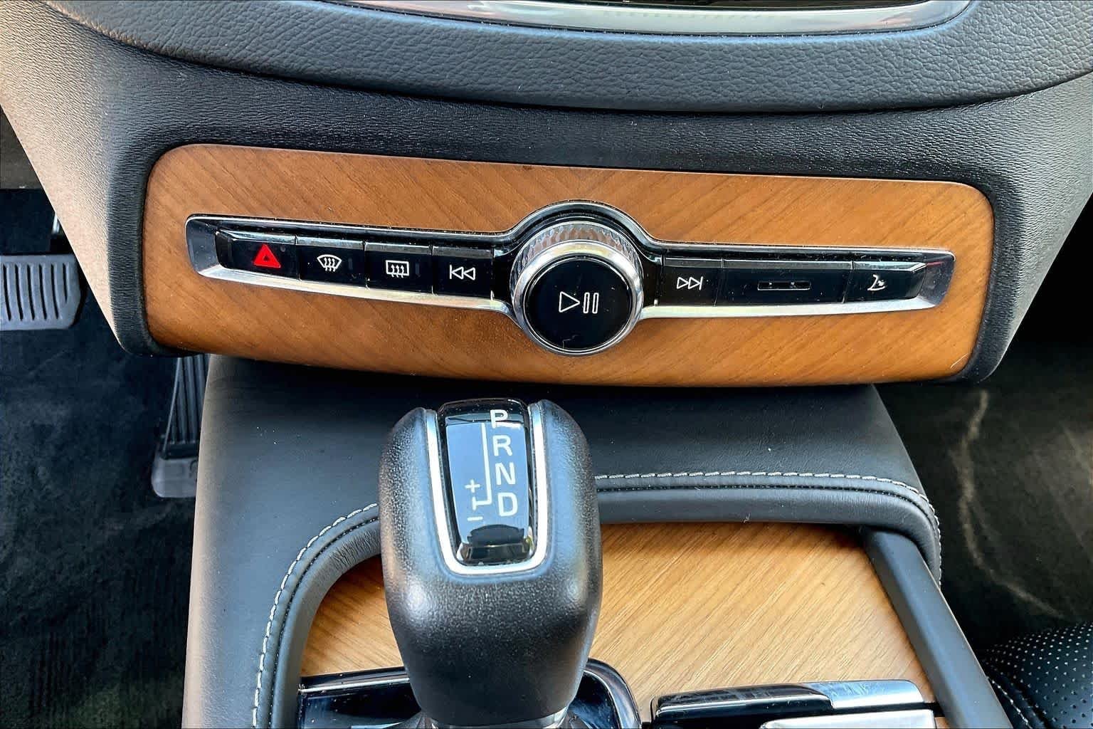 Used 2020 Crystal White Metallic Volvo Inscription image 33