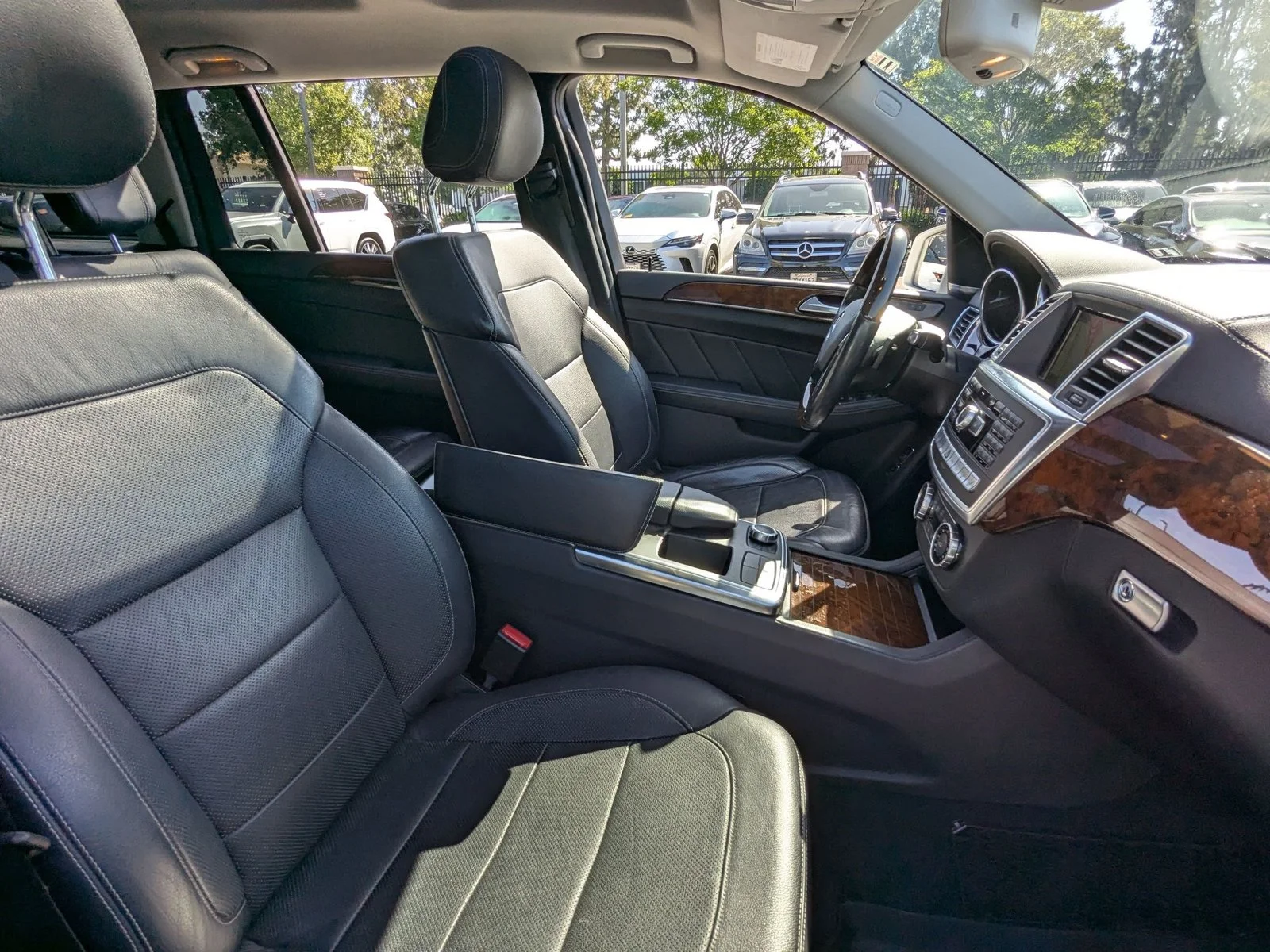 Used 2015 Diamond White Metallic Mercedes-Benz GL 450 image 21