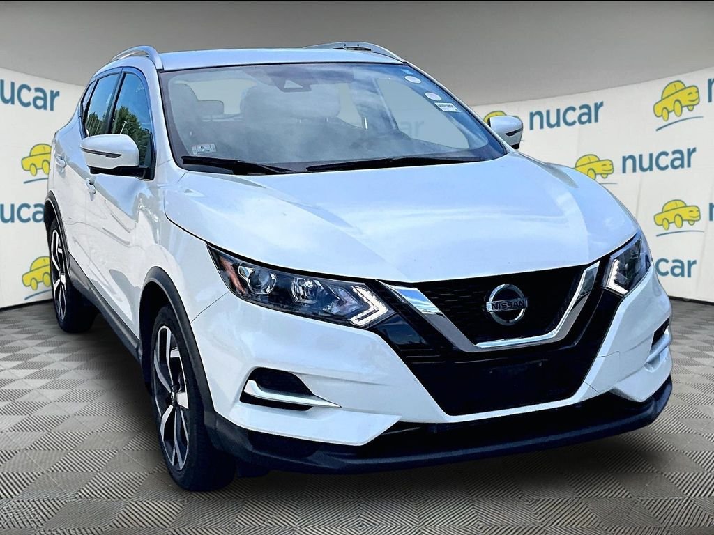 Used 2022 White Nissan SL image 1