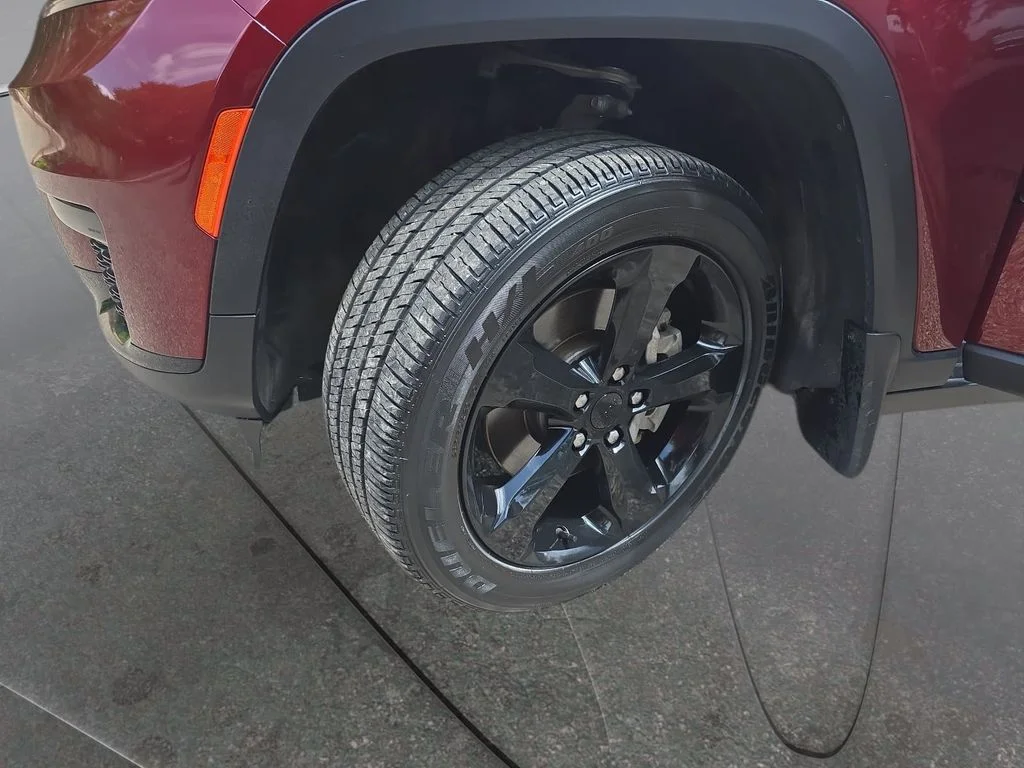 Used 2023 Red Jeep Altitude image 32