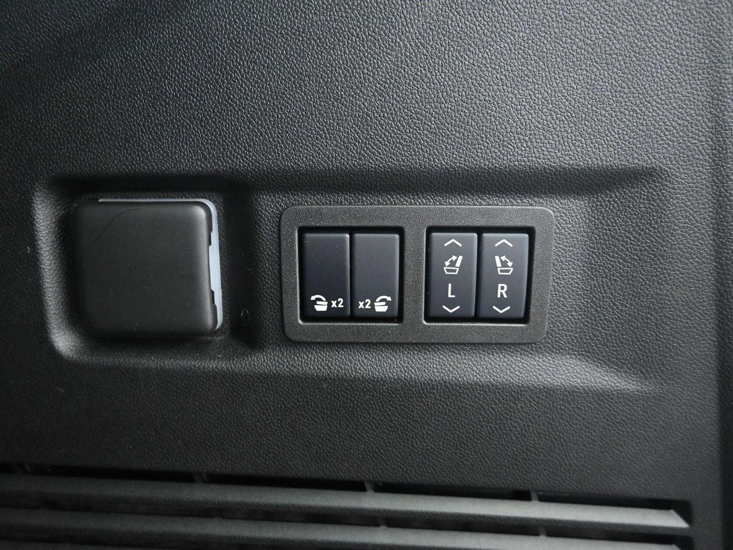 Used 2025 White Frost Tricoat GMC Denali Ultimate image 21