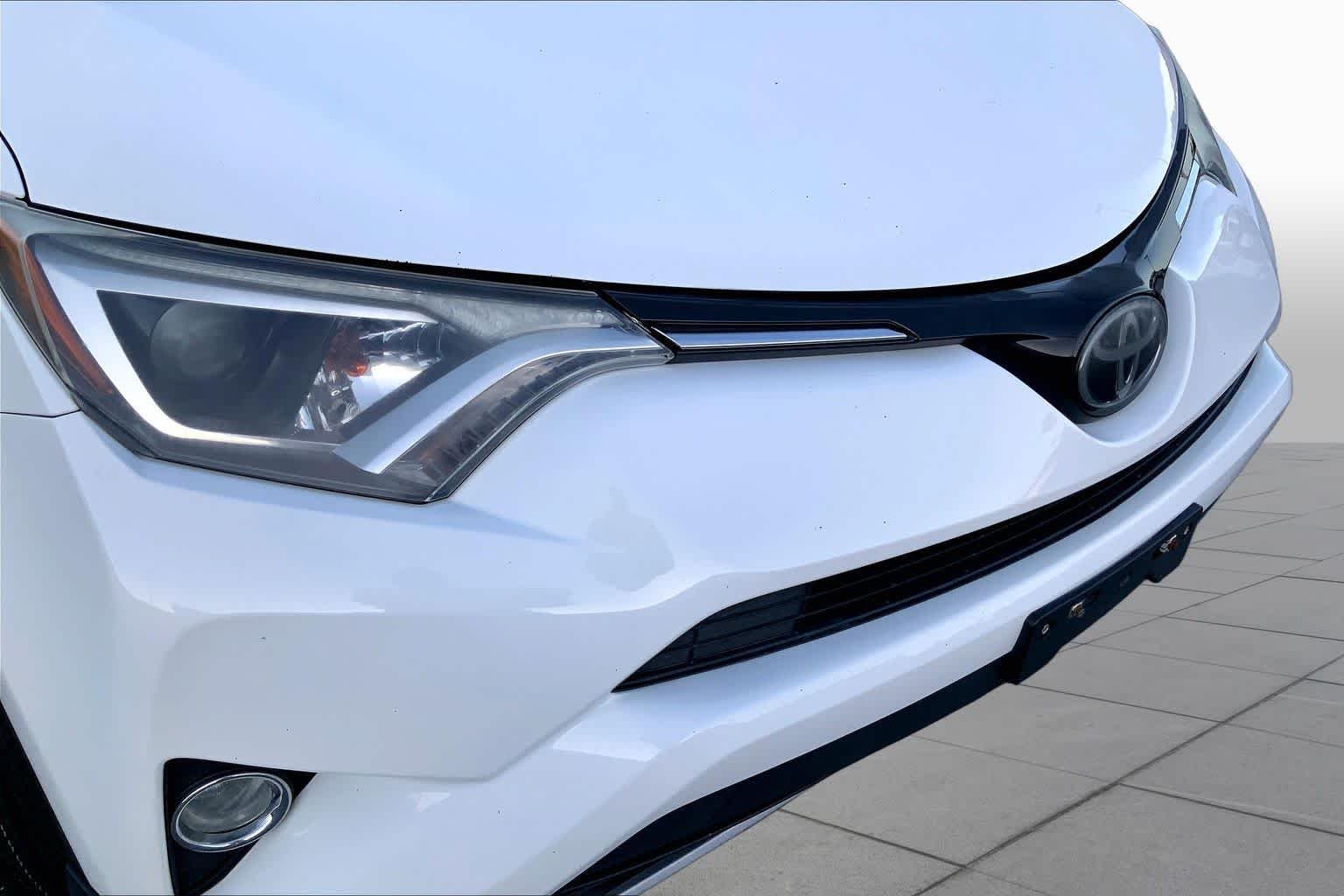 Used 2018 Super White Toyota XLE image 29