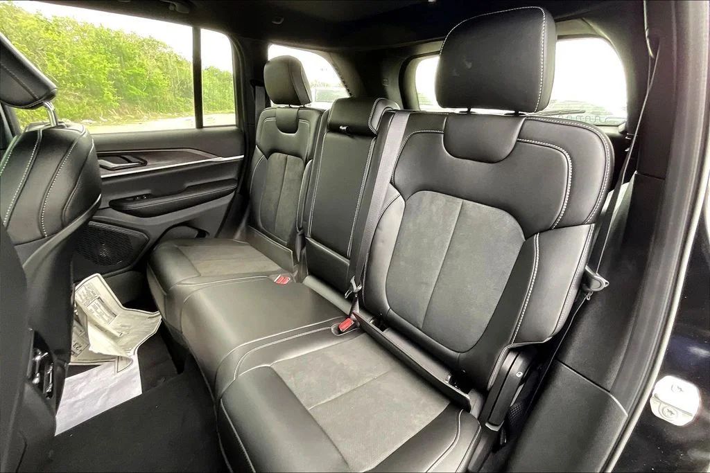 New 2026 Diamond Black Crystal Pearl-Coat Exterior Paint Jeep Altitude image 20