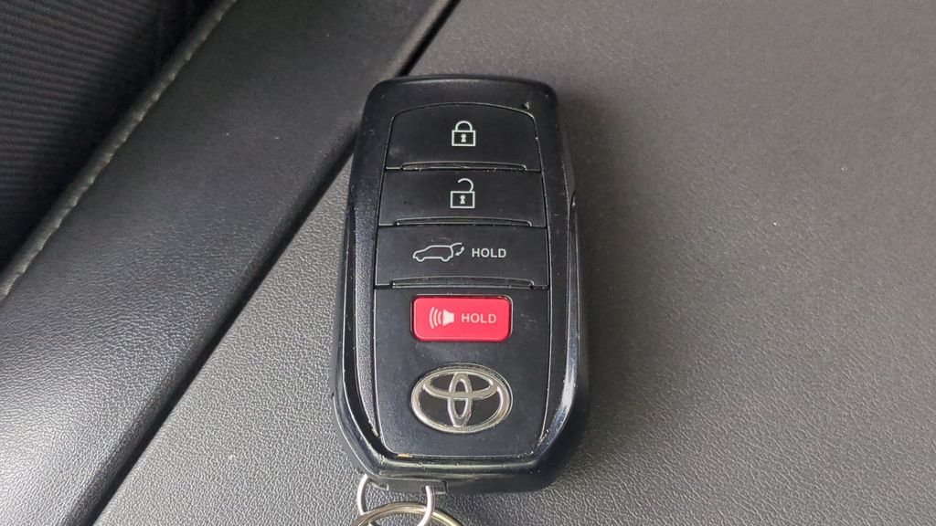 2024 Toyota Highlander LE - Photo 28
