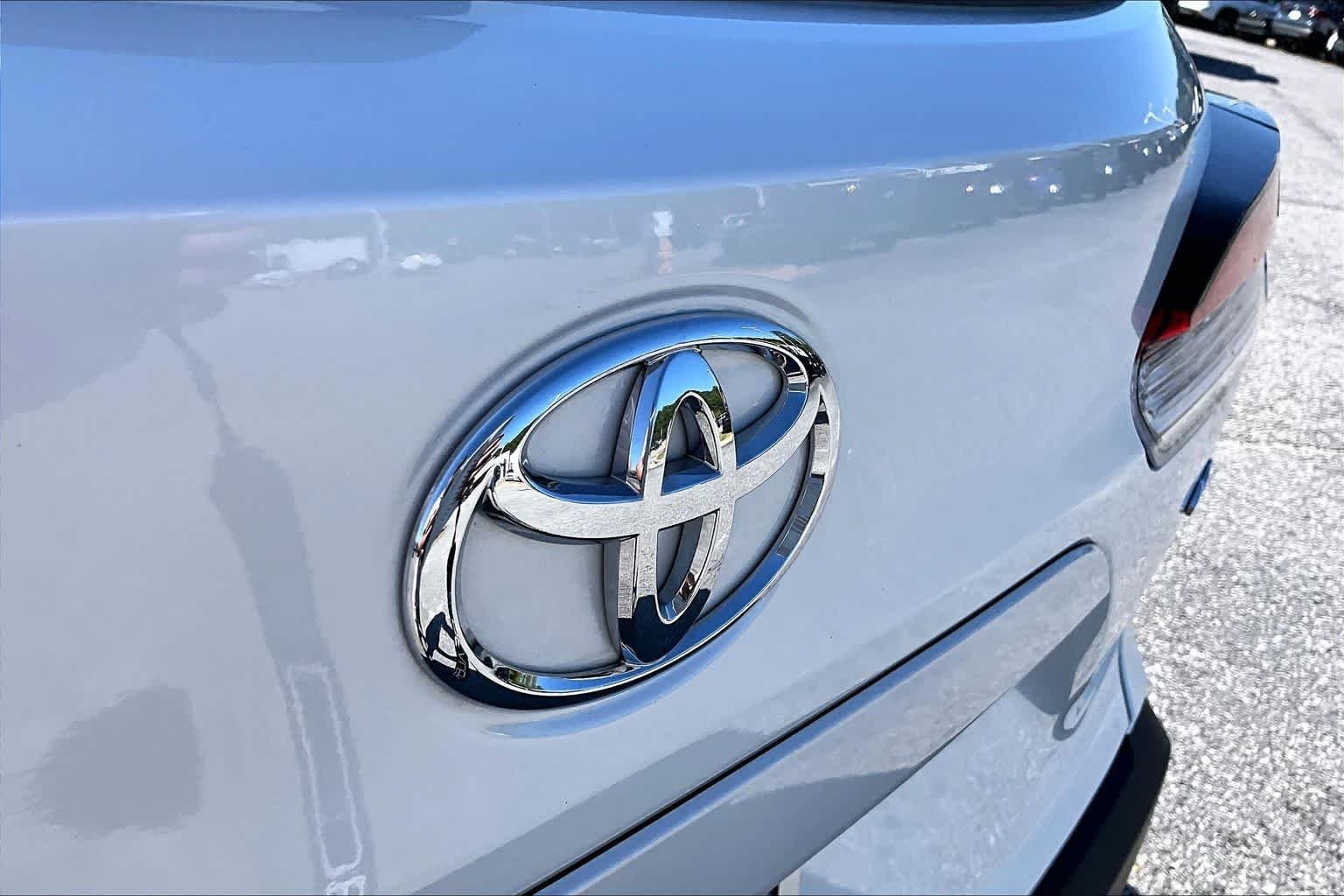 Used 2024 Wind Chill Pearl Toyota LE image 10