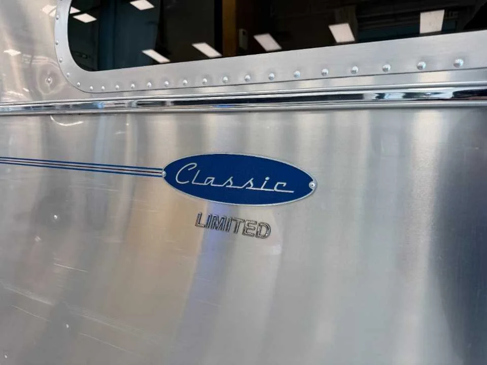 Used 2011 SILVER AIRSTREAM  image 5