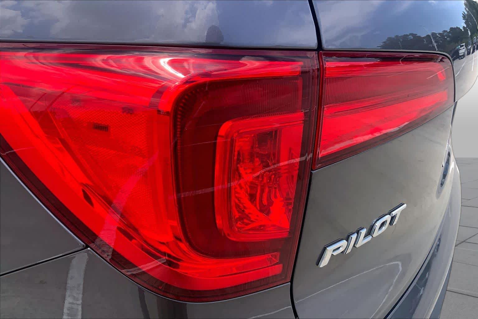 Used 2018 Modern Steel Metallic Honda EX image 28
