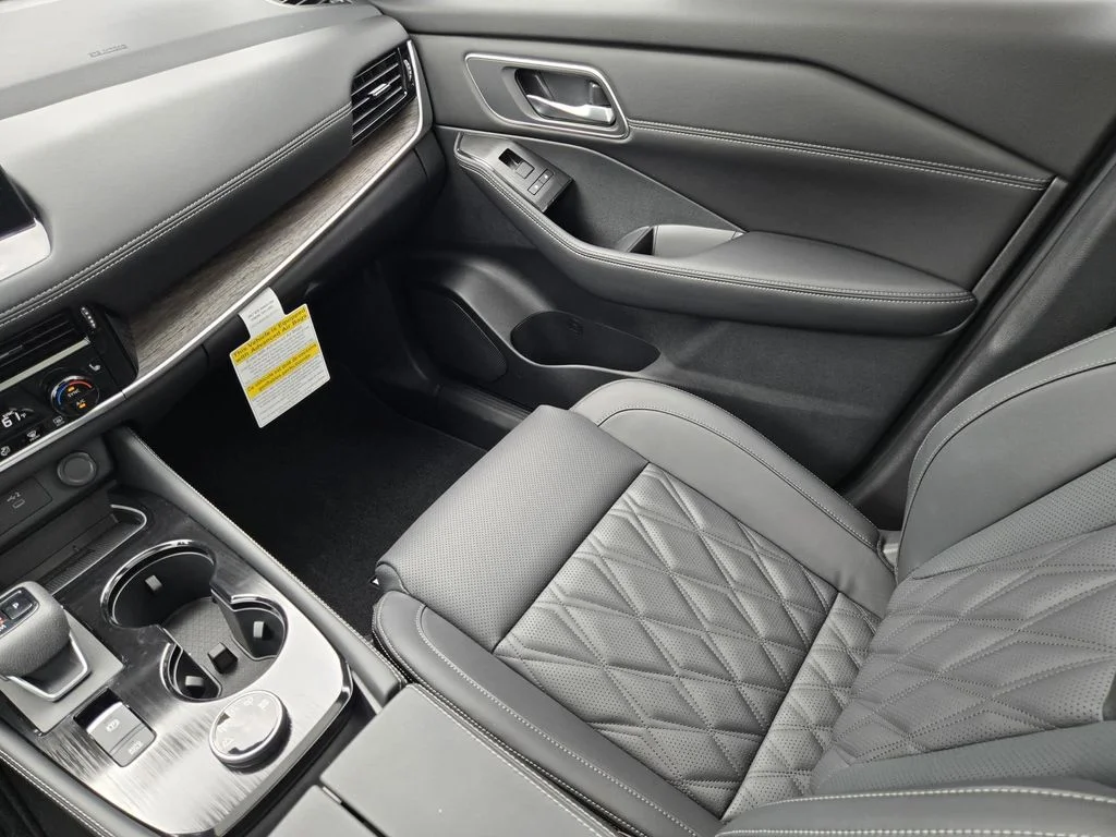 New 2026 Boulder Gray Pearl / Super Black Two-tone Nissan Platinum image 15
