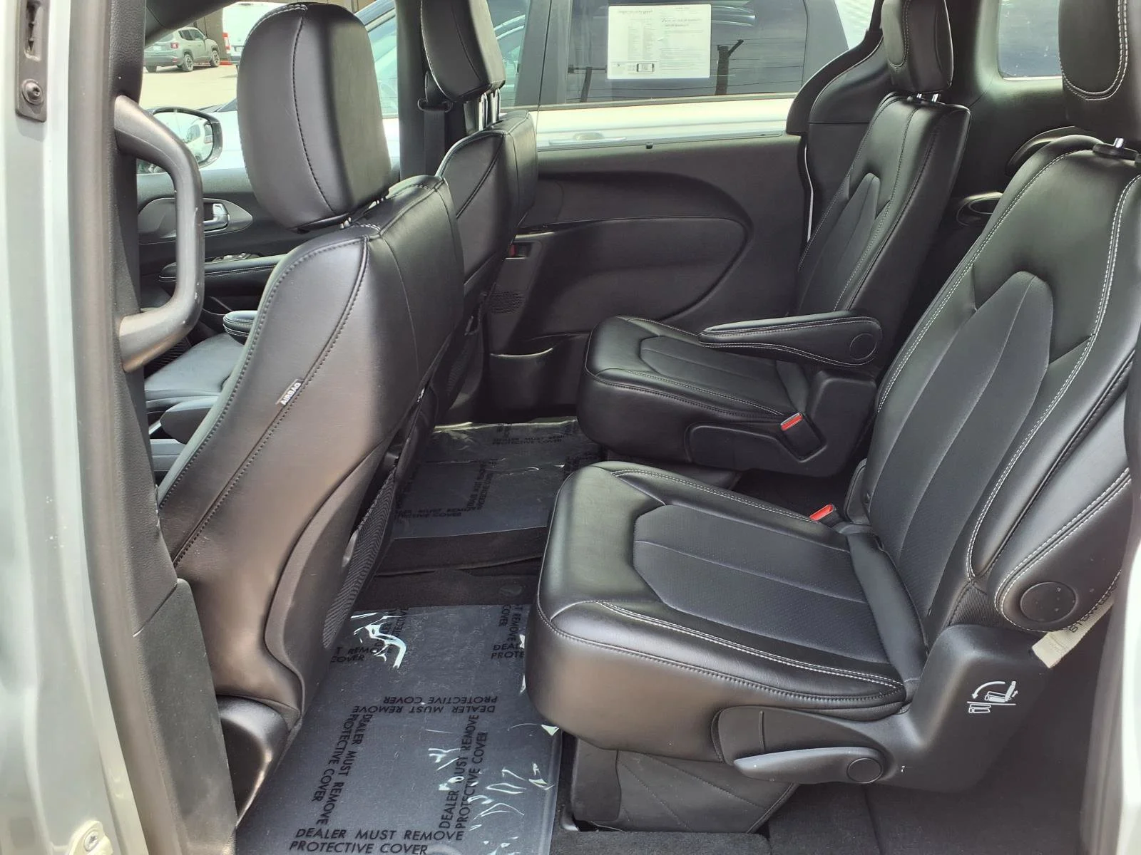 Used 2026 Silver Mist Clearcoat Chrysler Select image 17