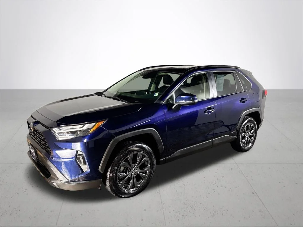 Used 2023  Toyota XLE Premium image 2