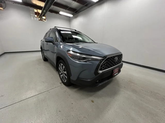 Used 2023  Toyota XLE image 2